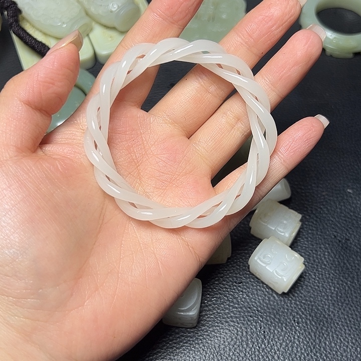 放***空和田玉未镶嵌颈饰