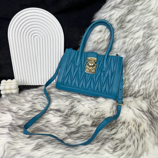 95新 MIU MIU/缪缪 湖蓝色褶皱手提斜挎包