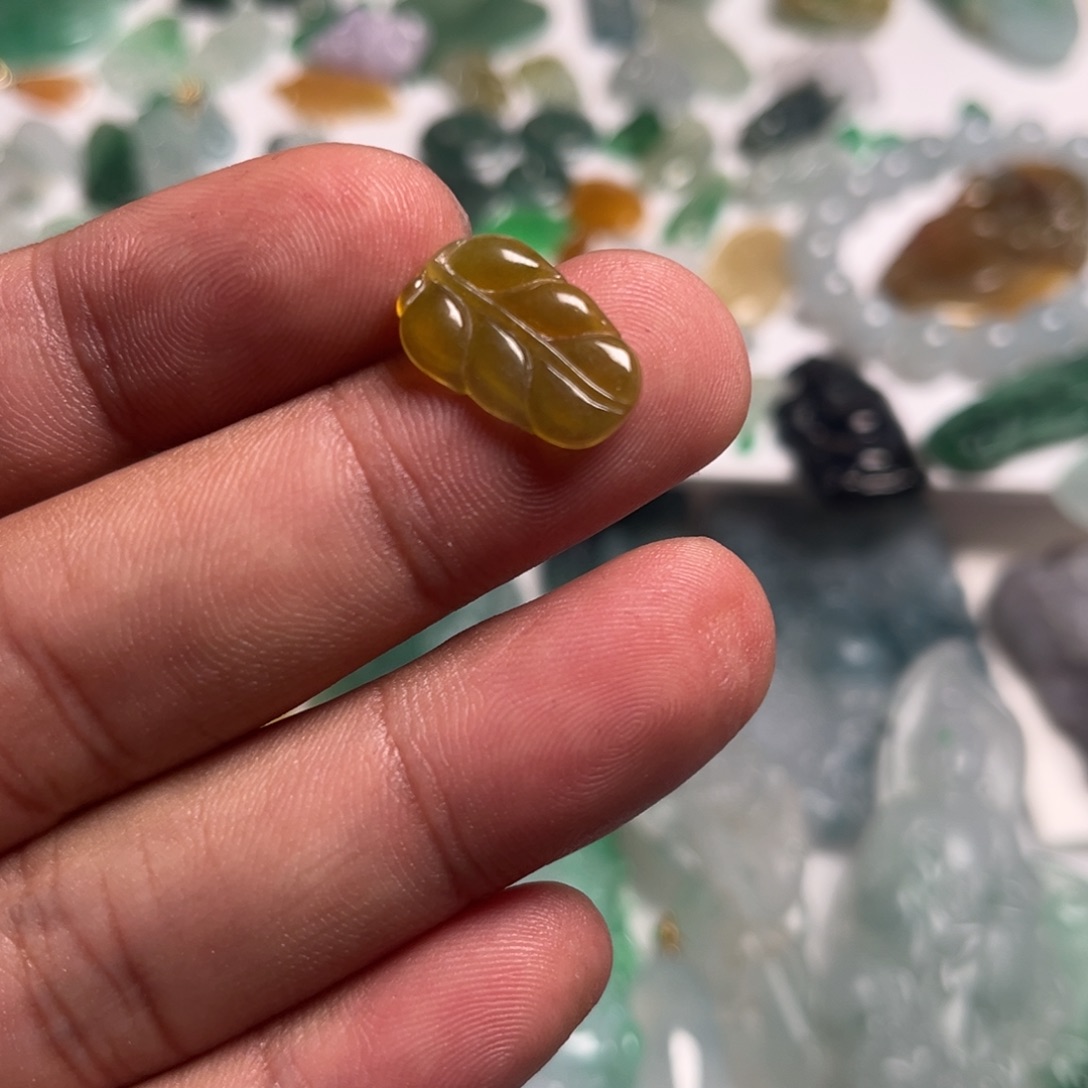 吃***困翡翠未镶嵌颈饰天然翡翠