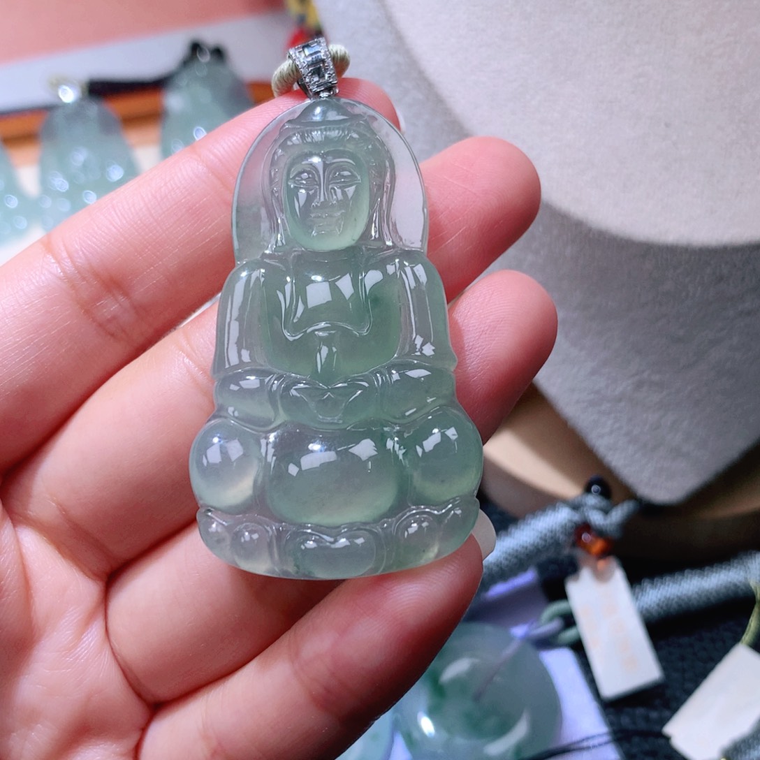 颈饰18K金镶嵌翡翠观音