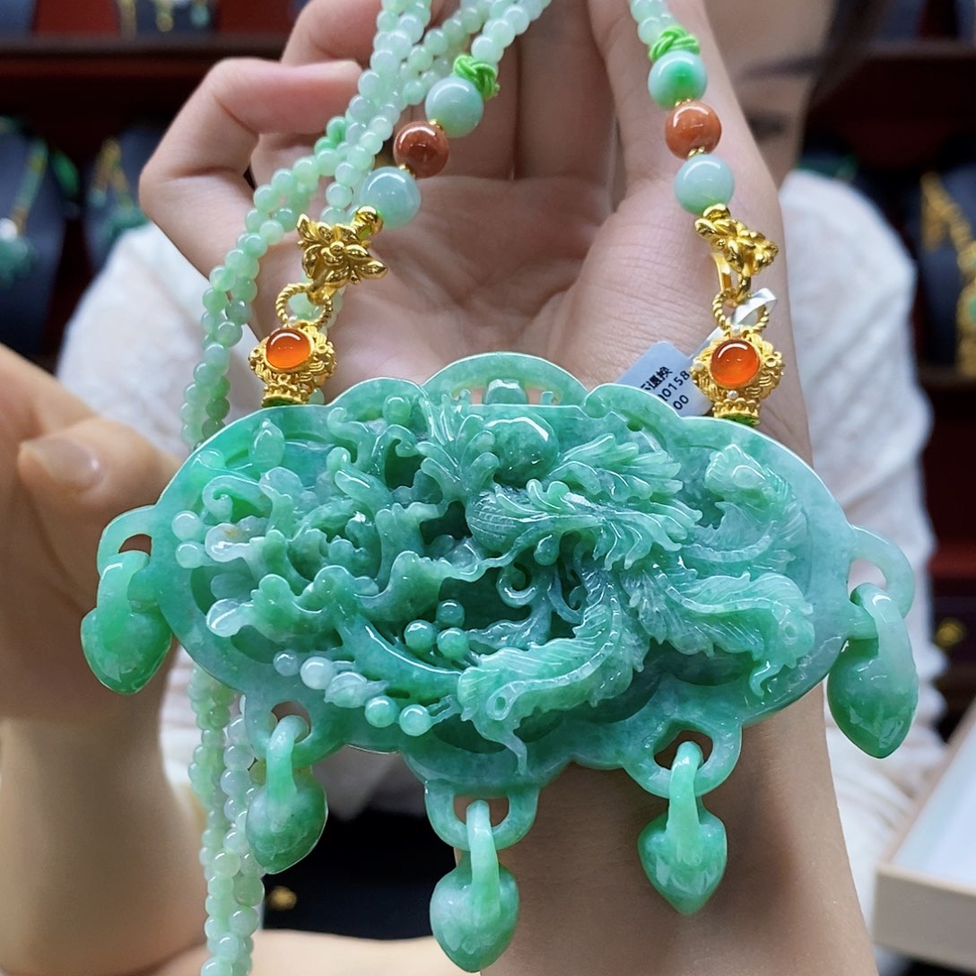 翡翠未镶嵌颈饰吊坠