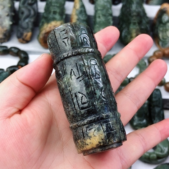 未镶嵌岫岩河磨玉（透闪石质玉）把件