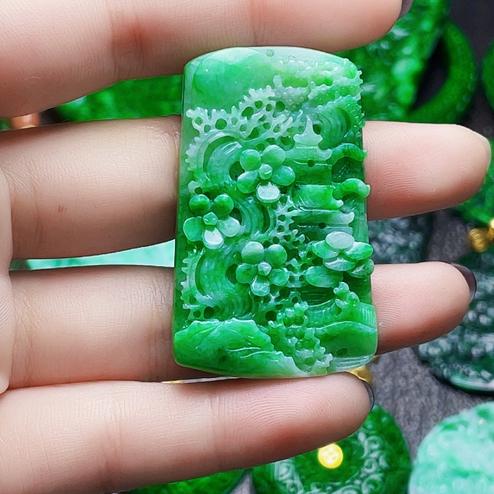 翡翠未镶嵌颈饰多样性