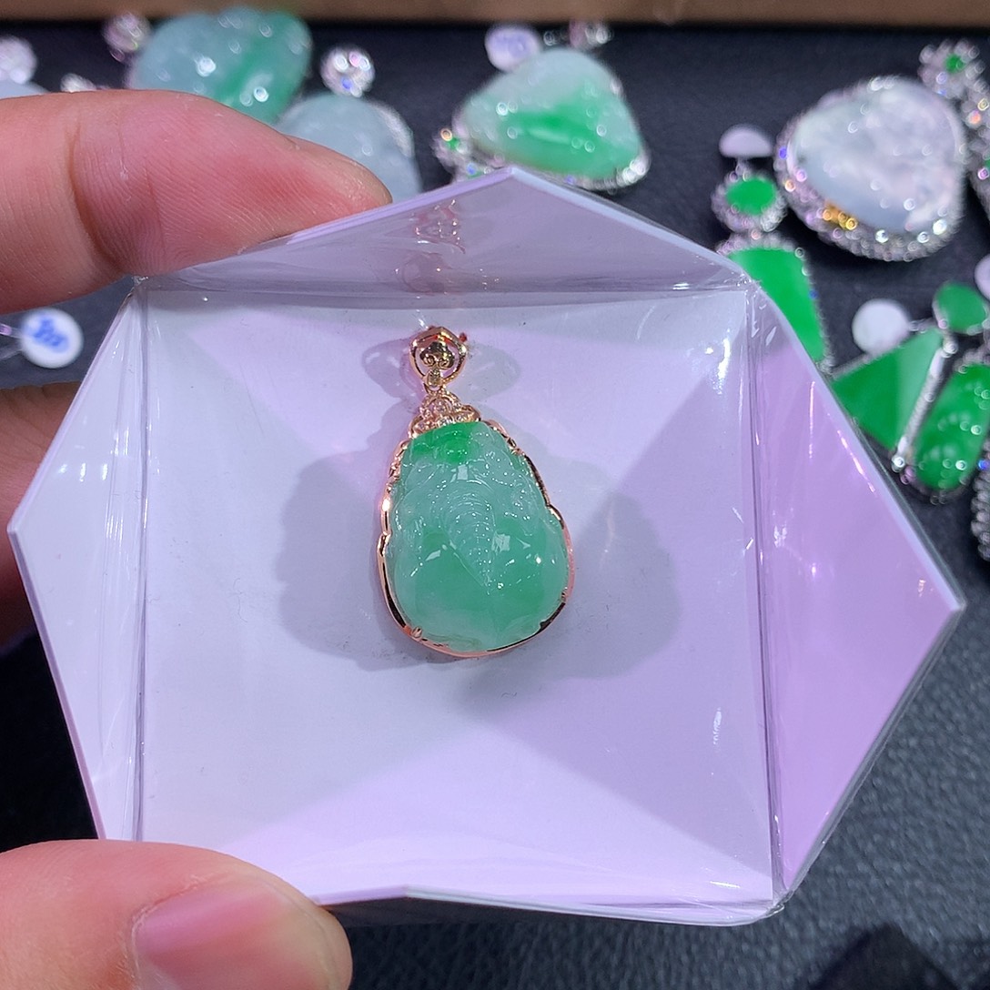 翡翠吊坠(赠链)18K金镶嵌