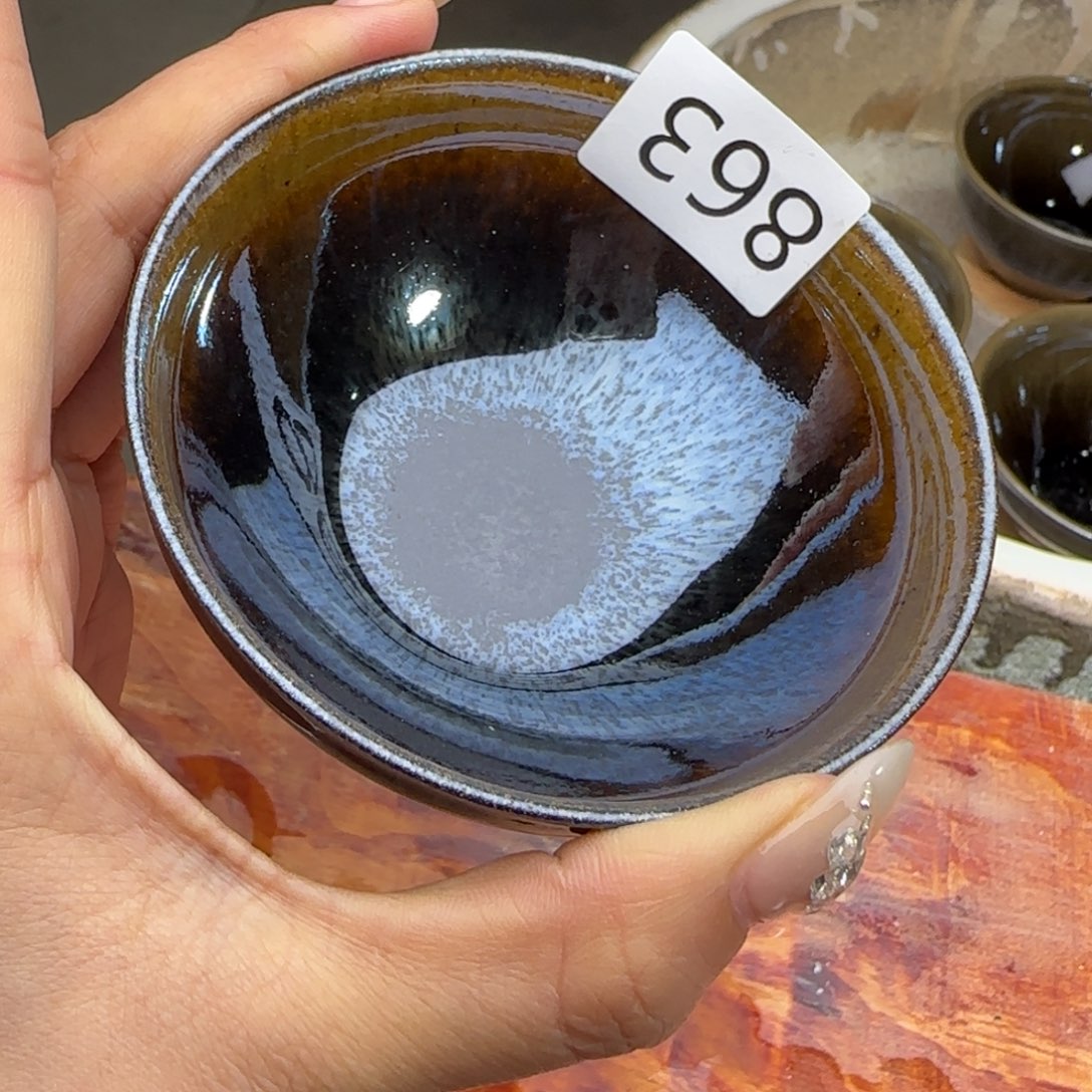 茶盏玲珑茶香飘满地难