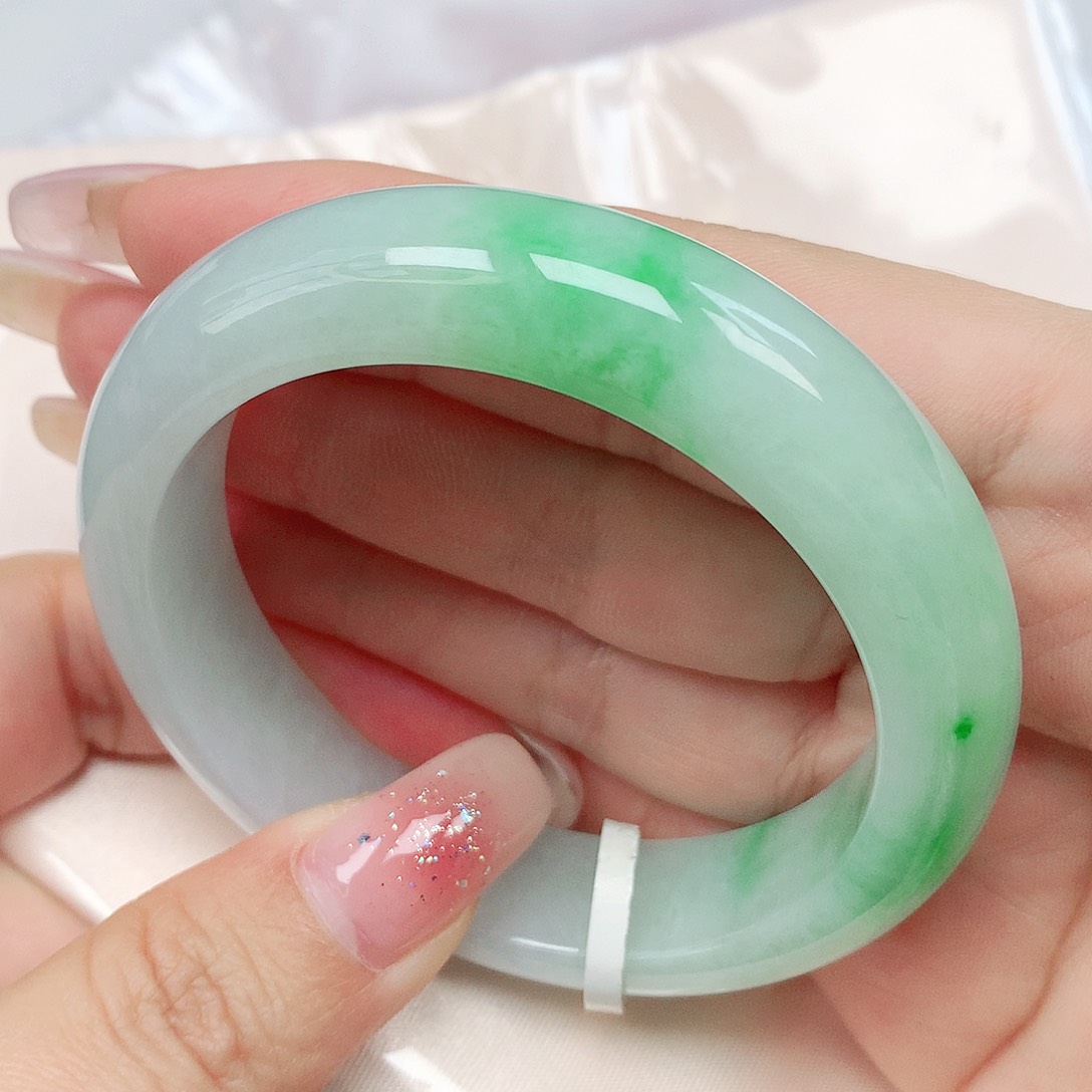 翡翠手镯未镶嵌抖音585