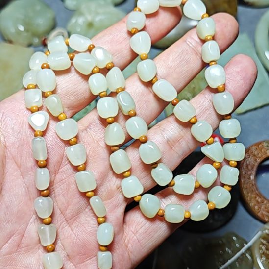 颈饰未镶嵌和田玉岁*