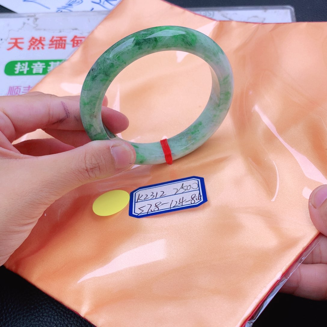 翡翠手镯未镶嵌翡翠