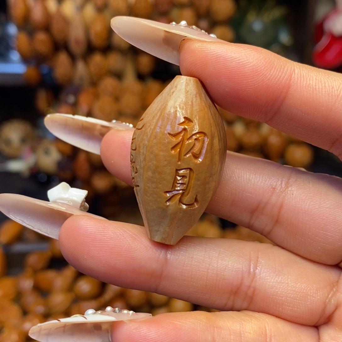 吊坠橄榄核手工刻字初见