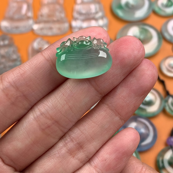 翡翠挂件未镶嵌…..