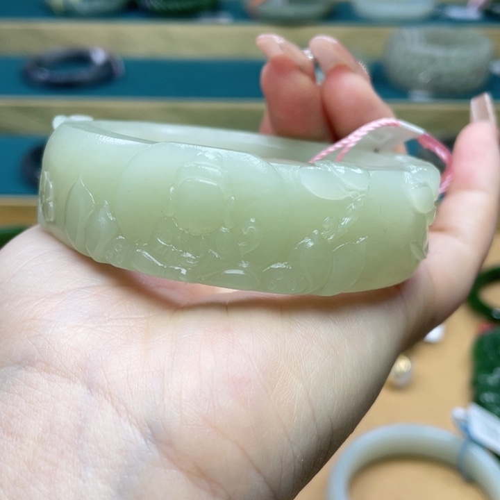 和田玉手镯57圈口。编号76未镶嵌