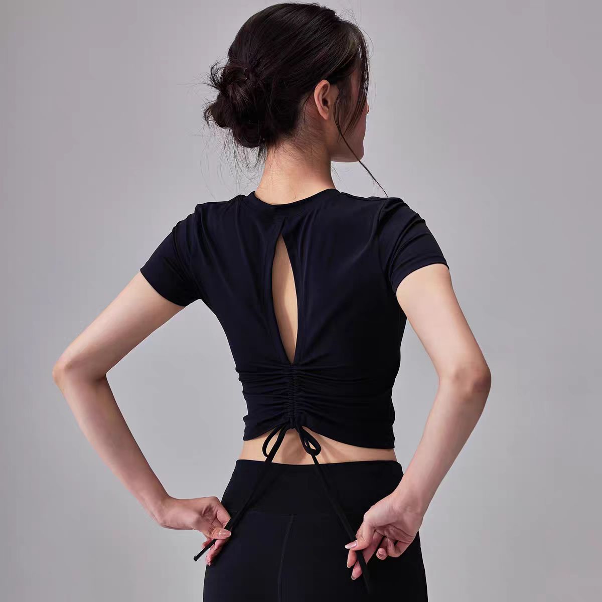 健身女孩带胸垫瑜伽服短袖2025新款高级感普拉提训练跑步运动上衣