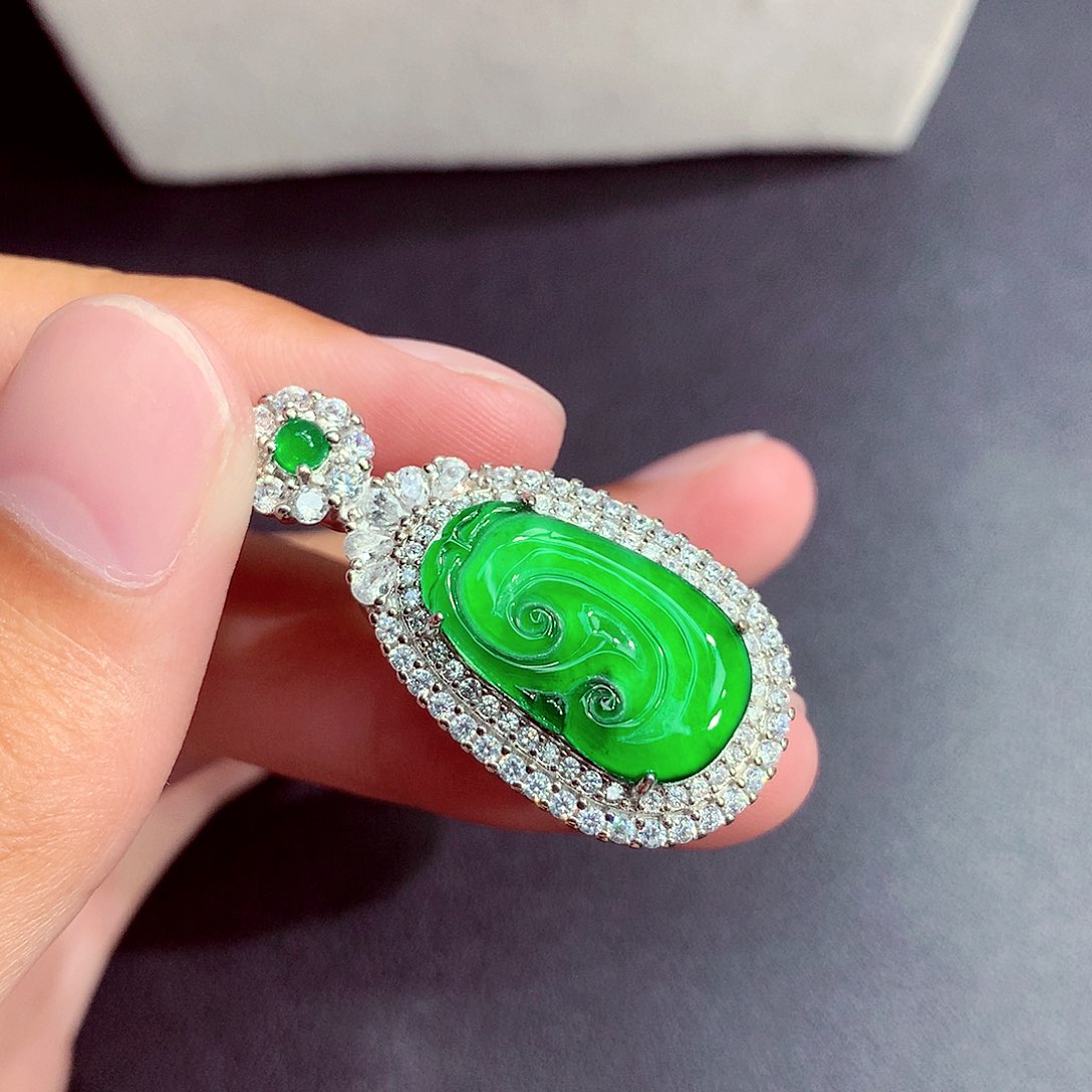 翡翠未镶嵌颈饰挂件