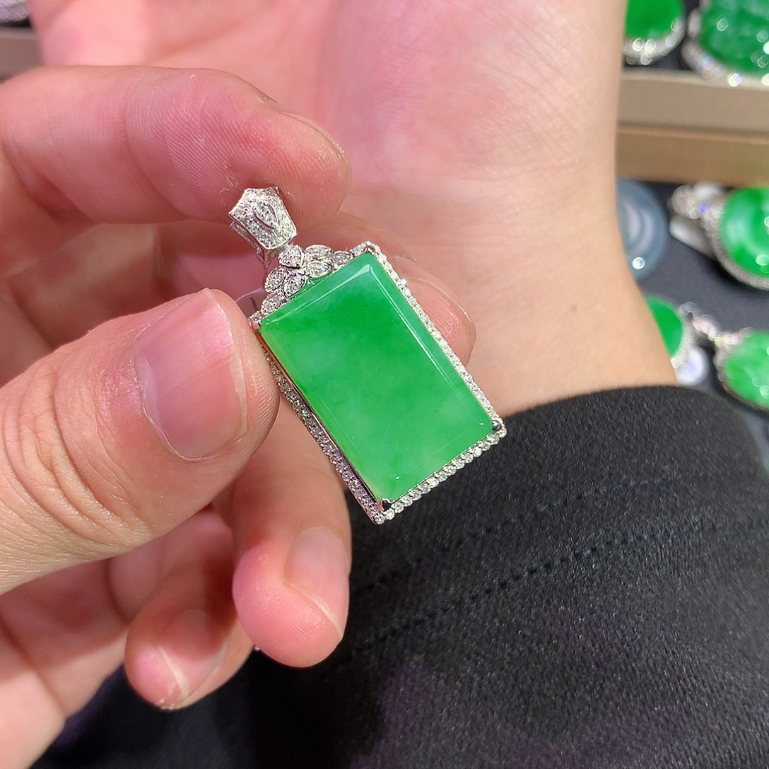 翡翠吊坠(赠链)18K金镶嵌