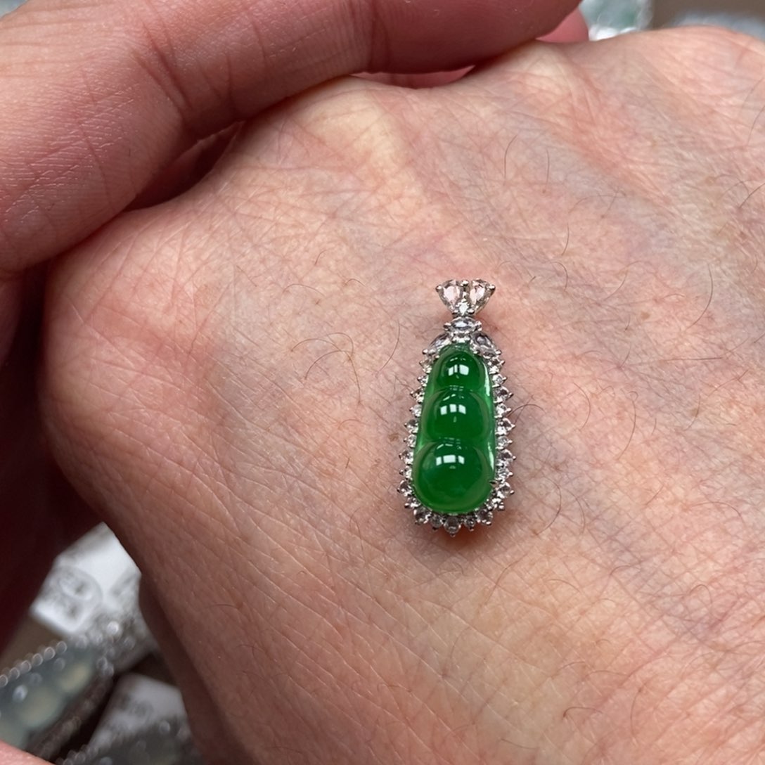 翡翠18K金镶嵌颈饰豆子