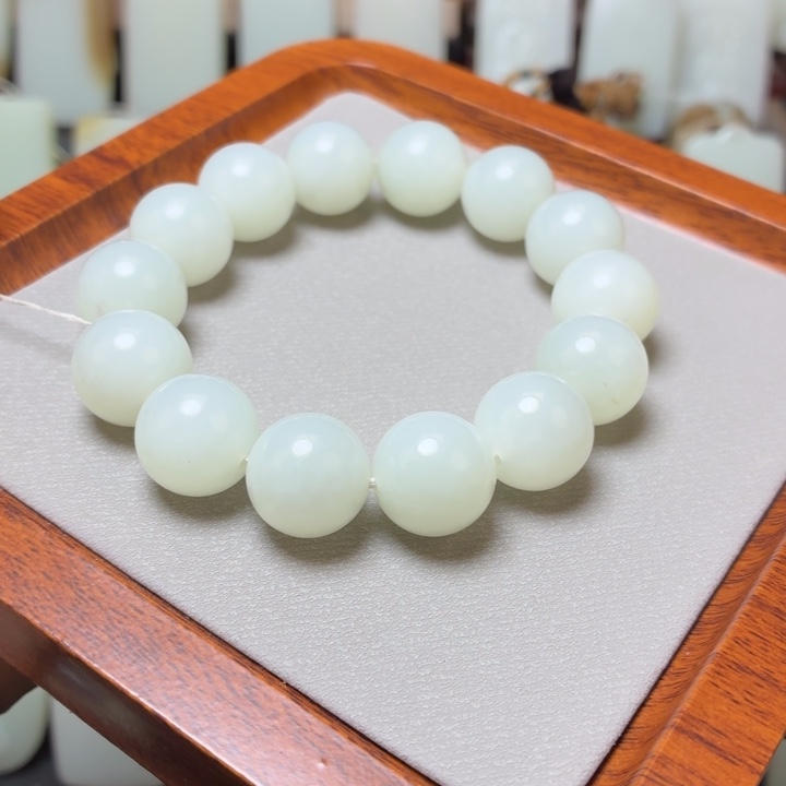 张***窗和田玉未镶嵌颈饰