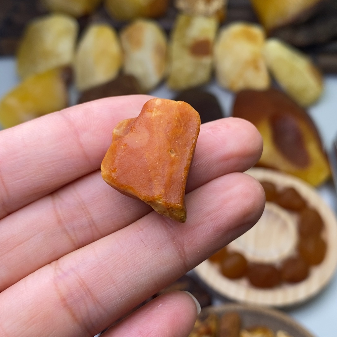 ****兔定制琥珀天然蜜蜡乌料
