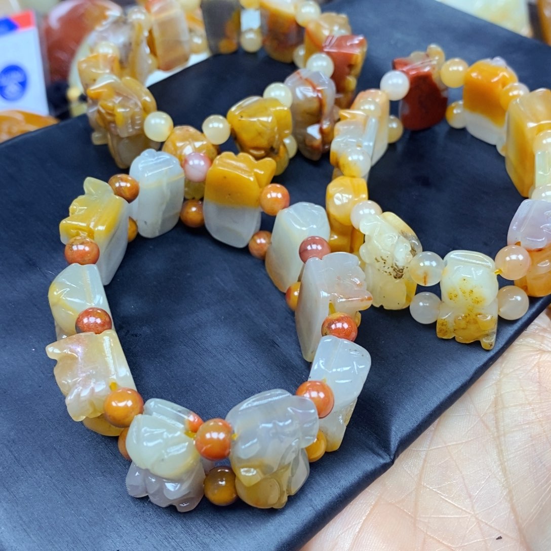 石英质玉（黄龙玉）颈饰未镶嵌