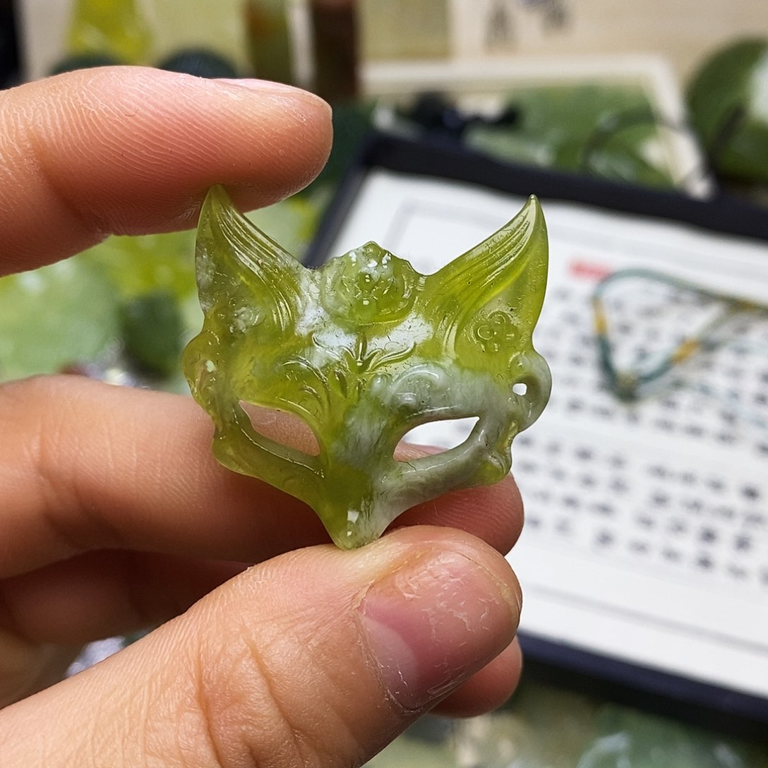 未镶嵌蛇纹石玉颈饰于*