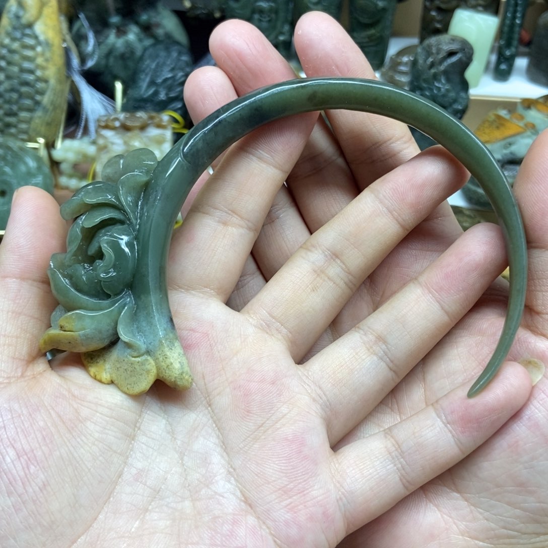 未镶嵌岫岩河磨玉（透闪石质玉）把件