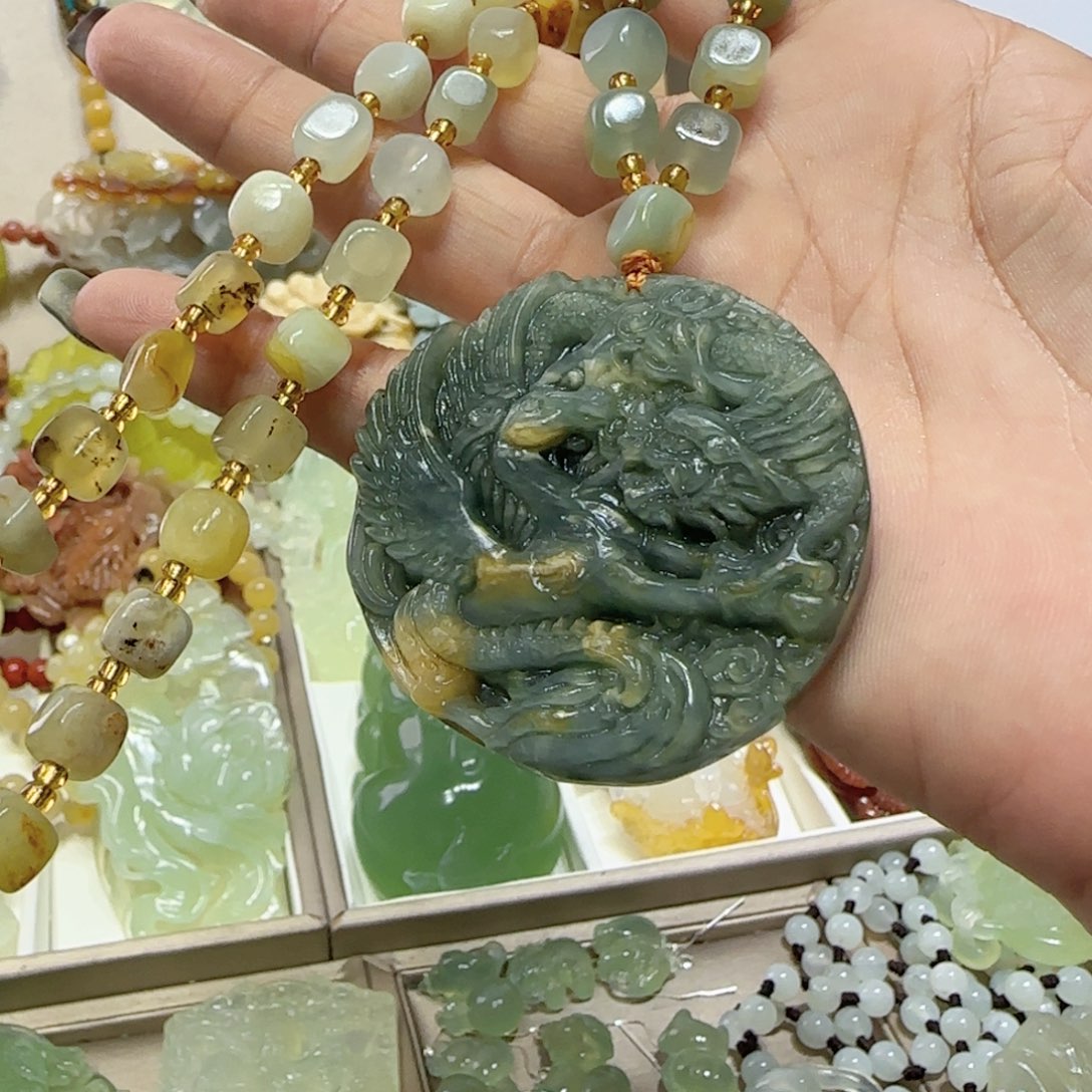 未镶嵌蛇纹石玉吊坠