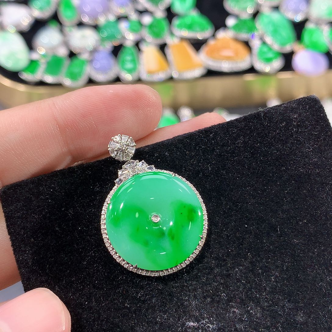 翡翠18K金镶嵌颈饰