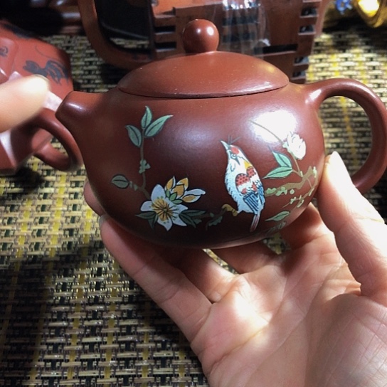 紫砂茶壶原矿泥料手工制作的紫砂壶。