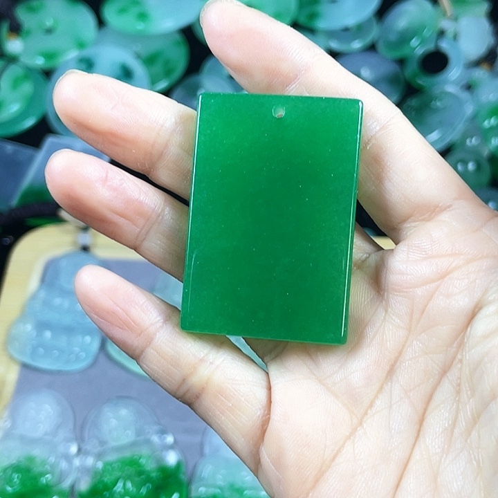 锦***)翡翠未镶嵌颈饰吊坠