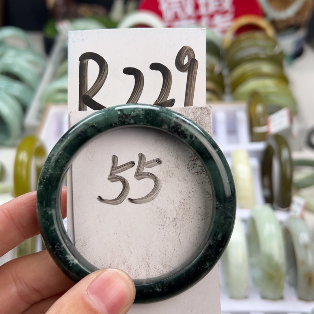 岫玉手镯未镶嵌天然岫玉微瑕，可以正常佩戴