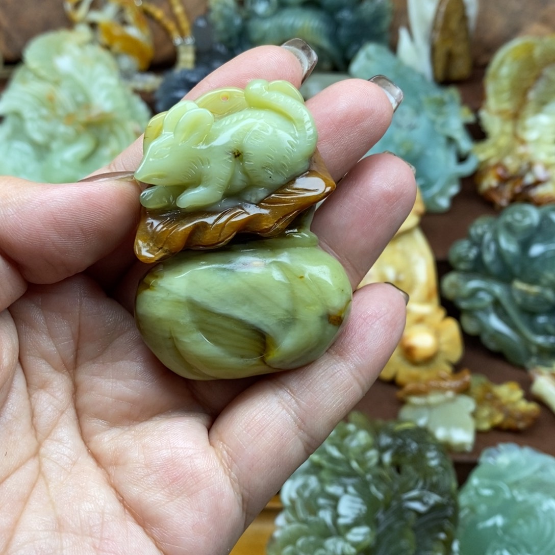 蛇纹石玉未镶嵌吊坠(赠链)