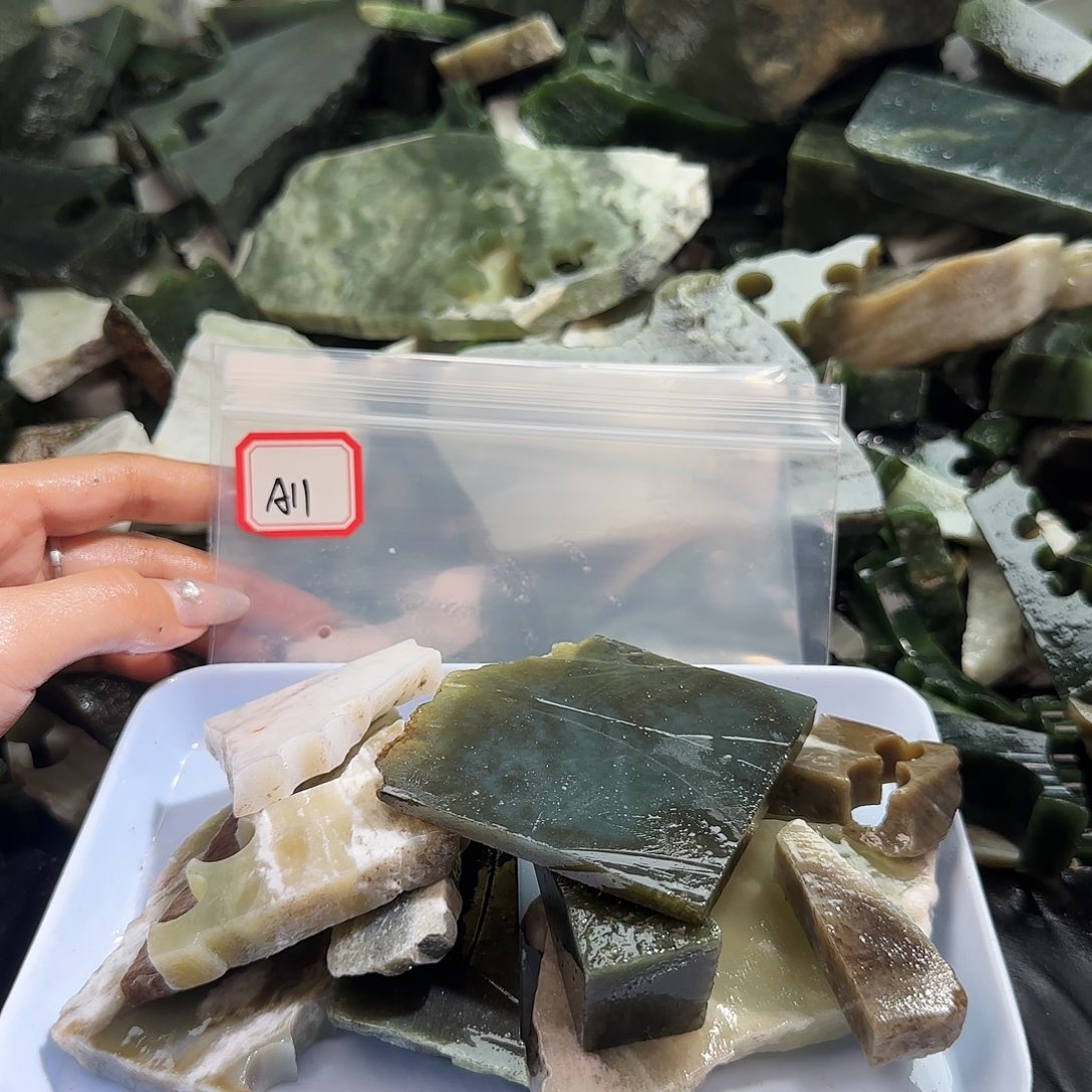 郑***林和田玉未镶嵌珠宝半成品