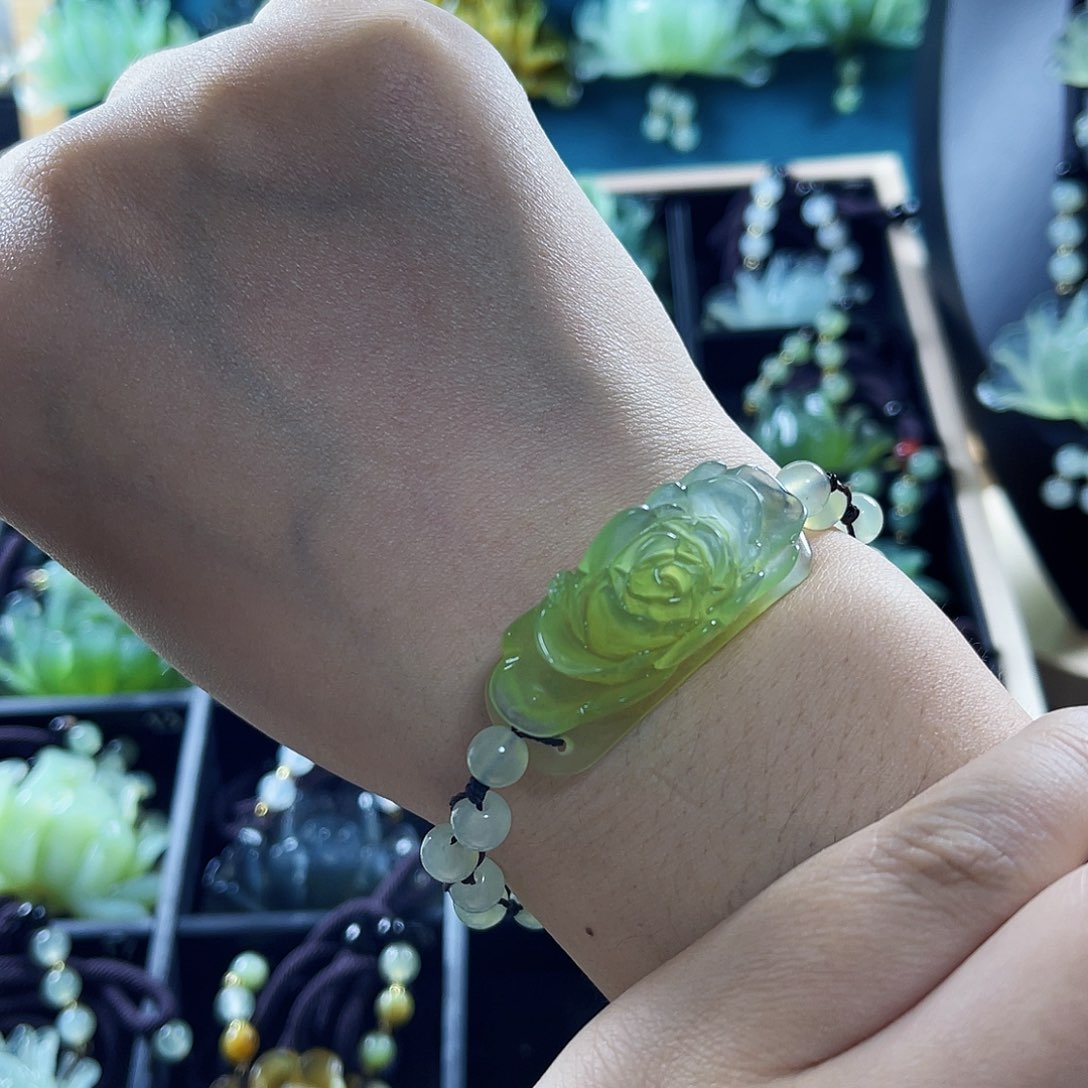 蛇纹石玉颈饰未镶嵌