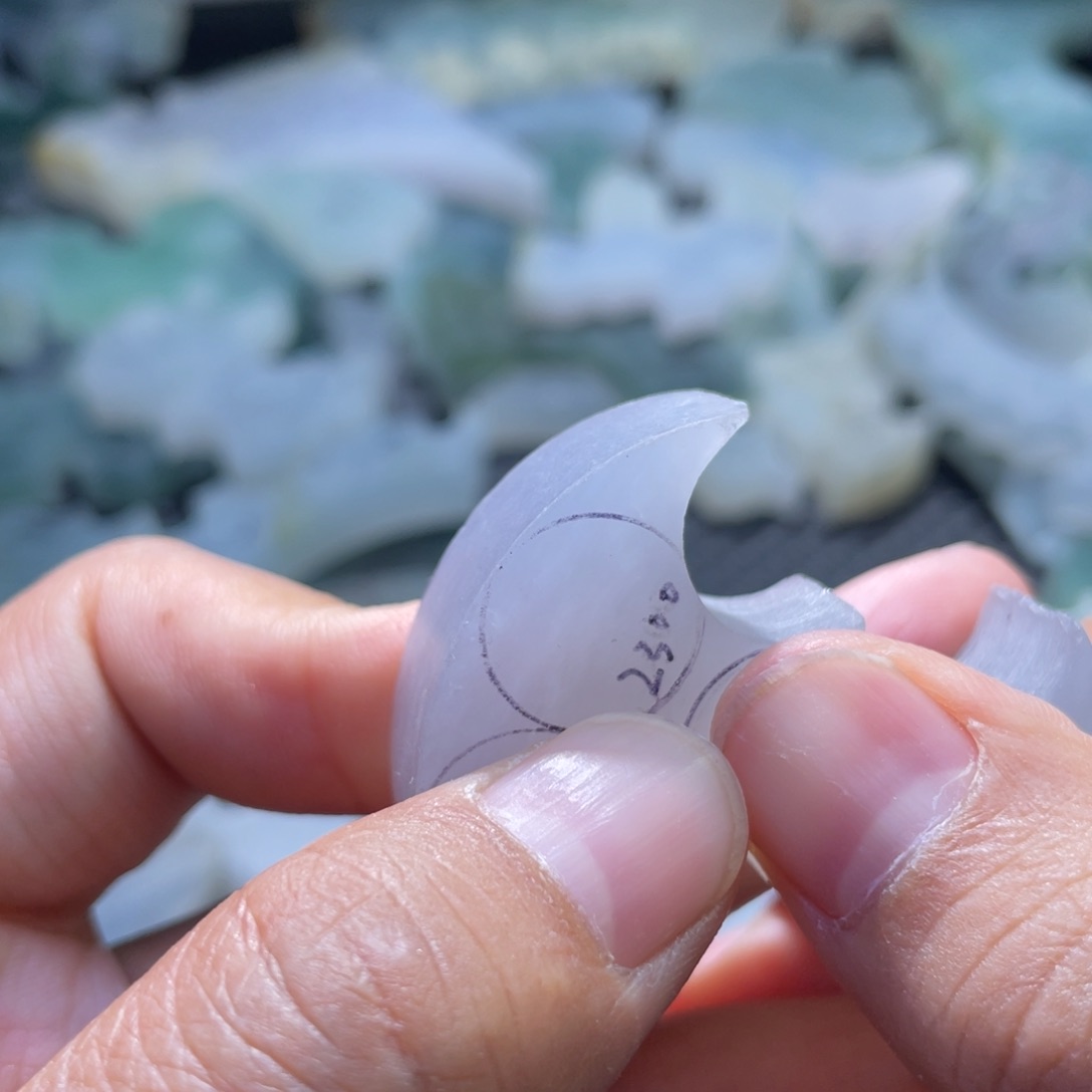 定制翡翠未镶嵌风**了翡翠