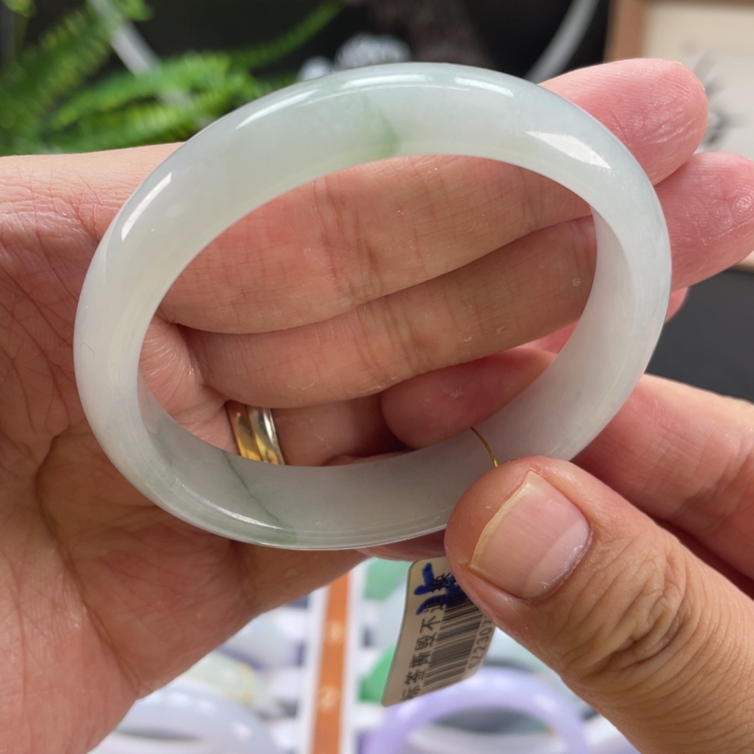 翡翠手镯未镶嵌翡翠