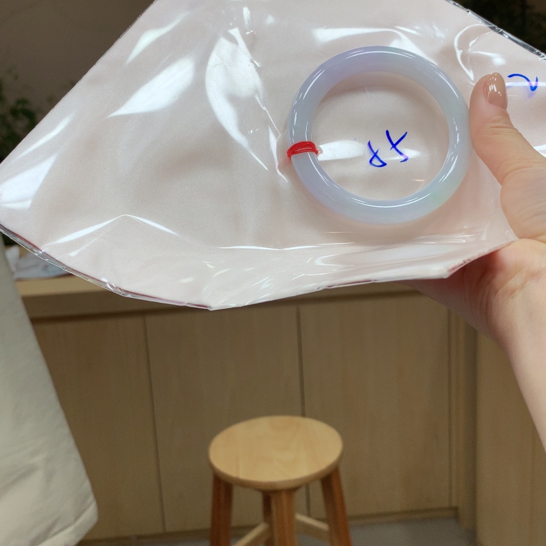 翡翠手镯未镶嵌不退不换