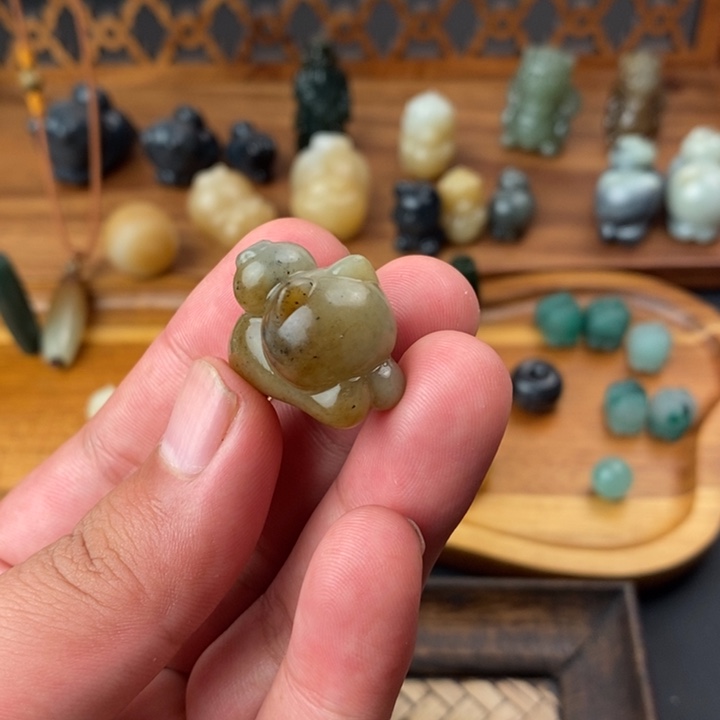 张***墨和田玉未镶嵌颈饰