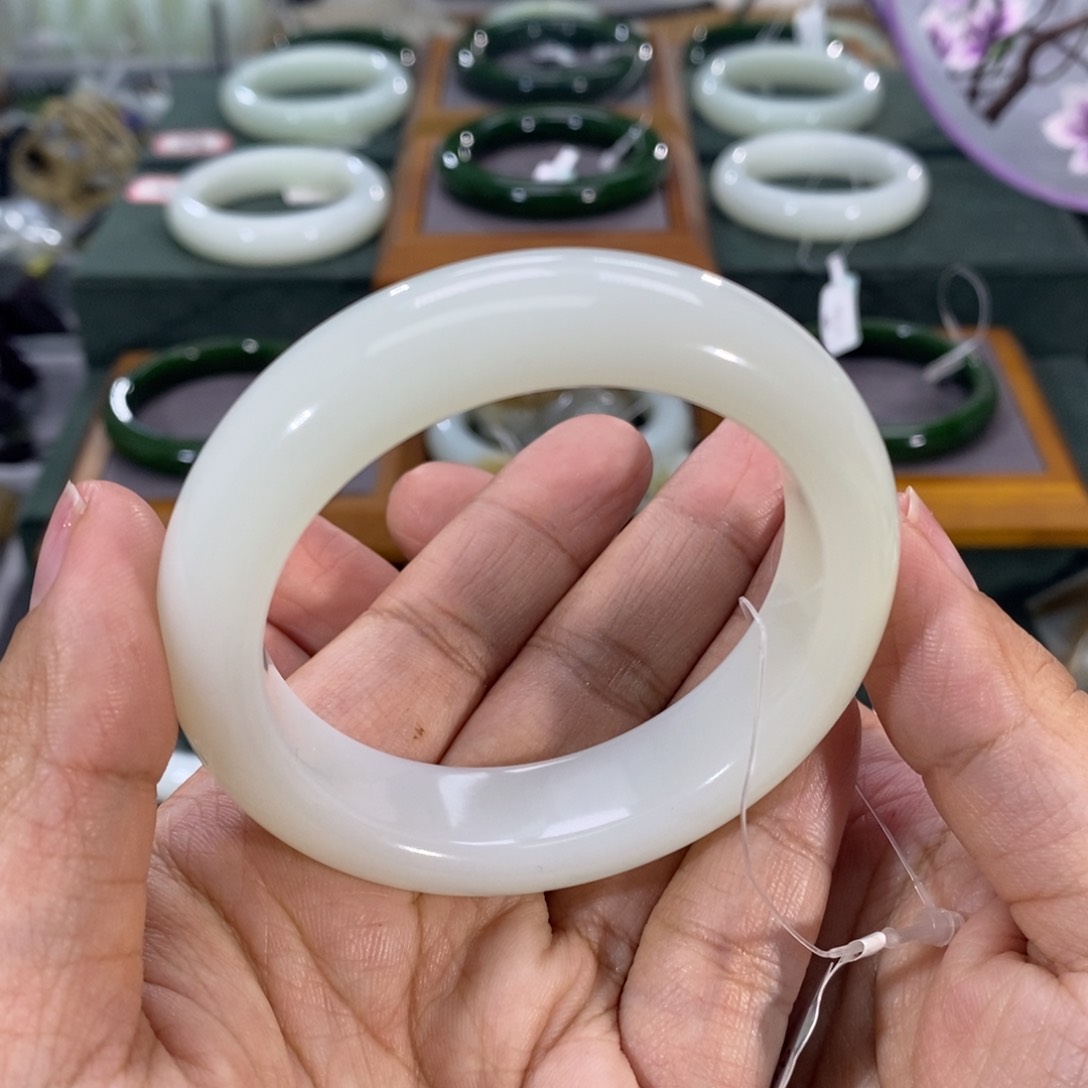 和田玉手镯未镶嵌