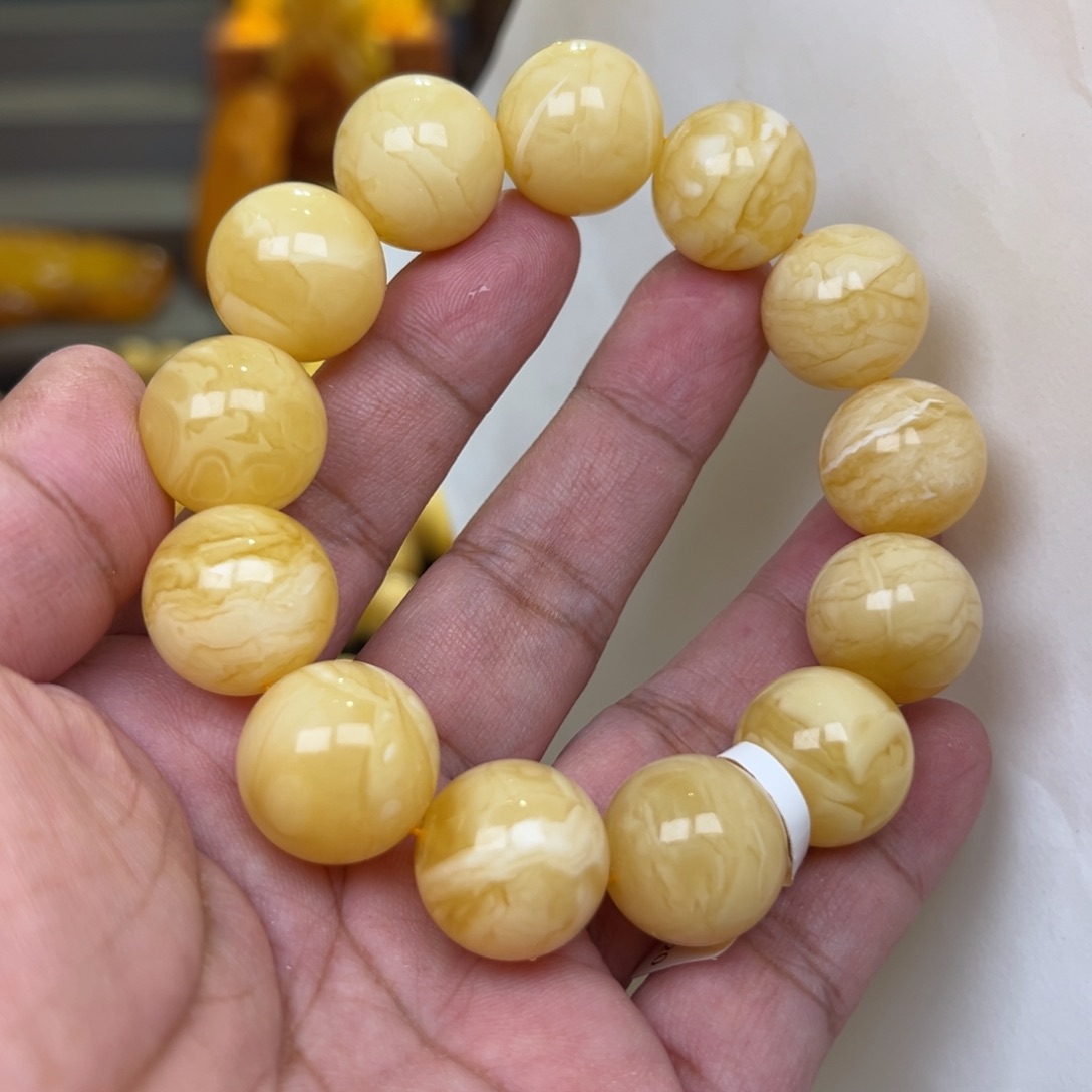 蜜蜡未镶嵌裸石18加44.26克