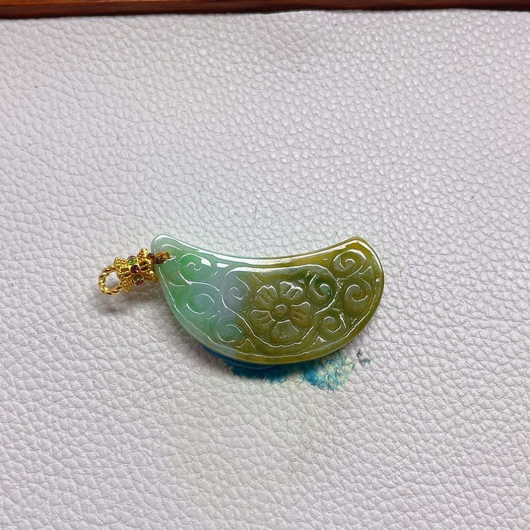 翡翠未镶嵌颈饰黄加绿月牙吊坠