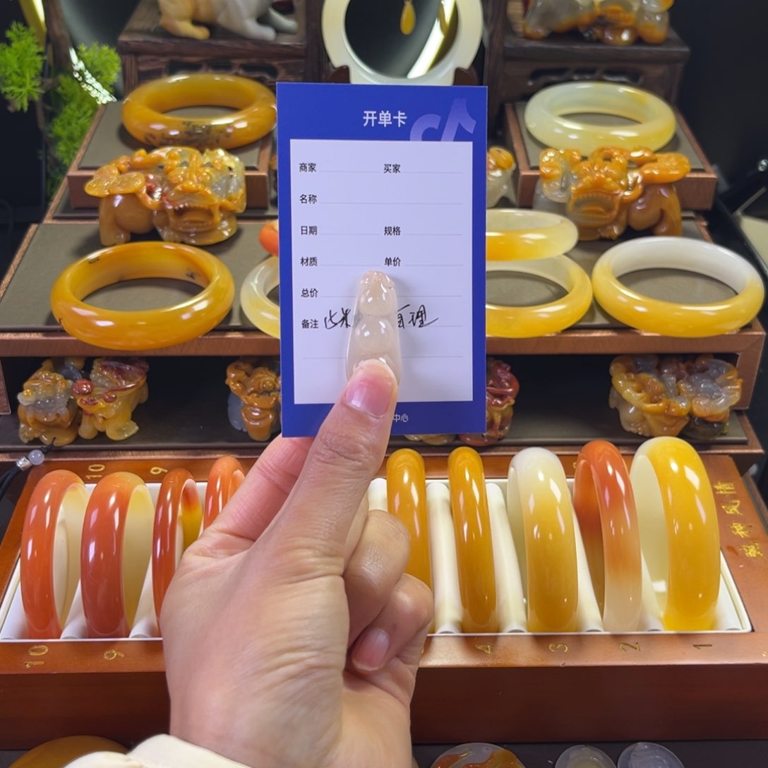 颈饰未镶嵌石英质玉