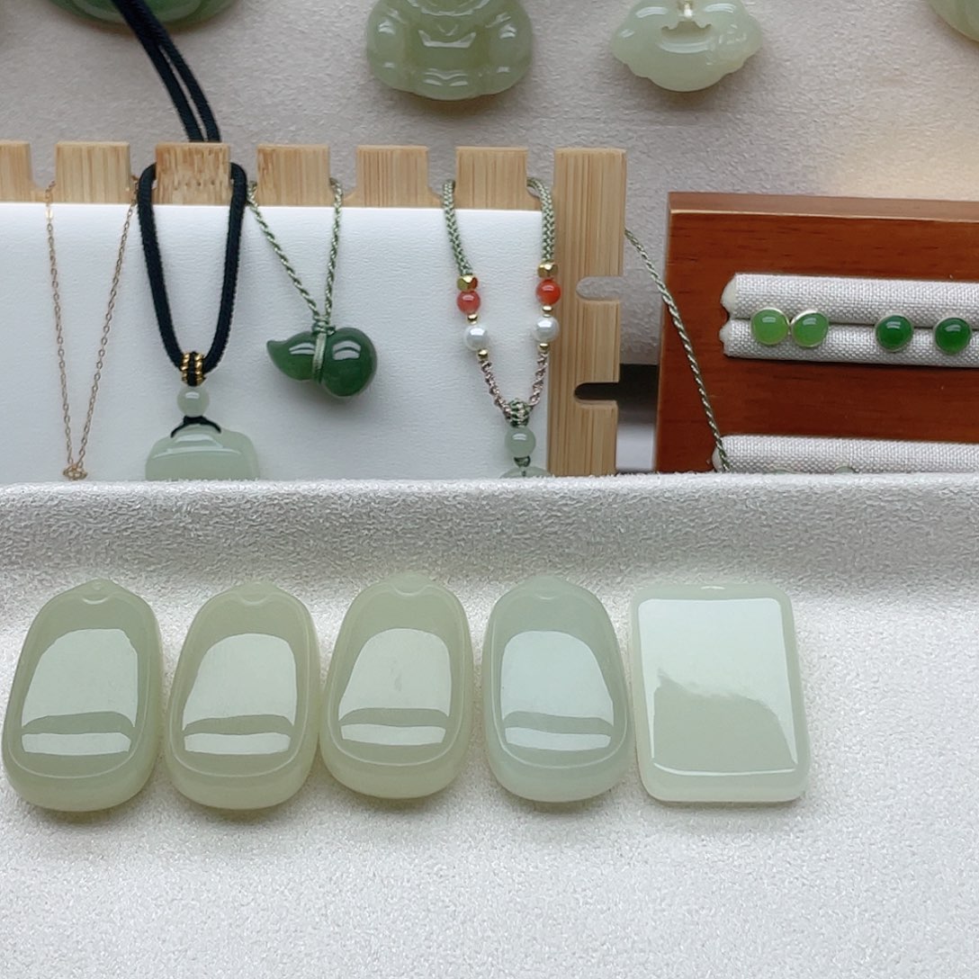 王***王和田玉未镶嵌颈饰