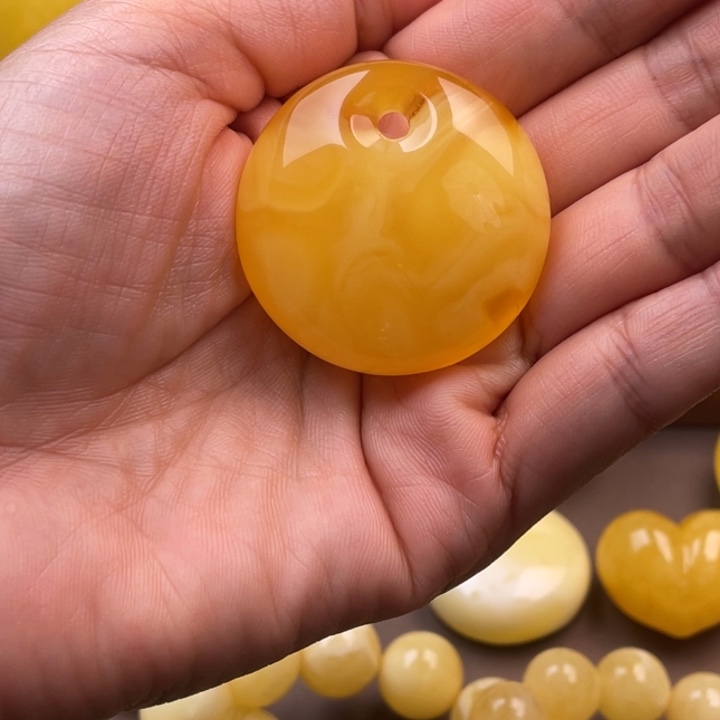 琥珀未镶嵌颈饰蜜蜡