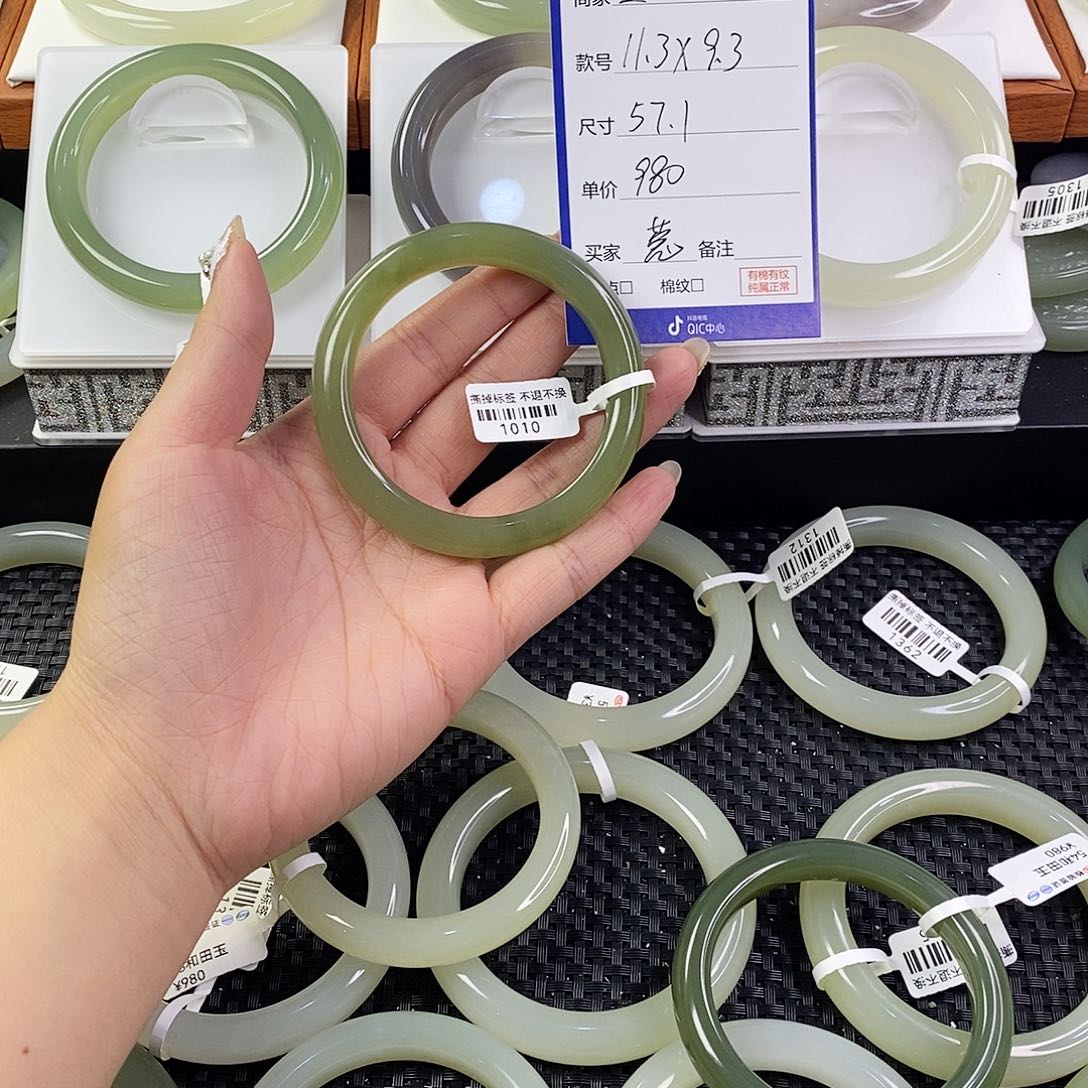 和田玉手镯未镶嵌菟*精