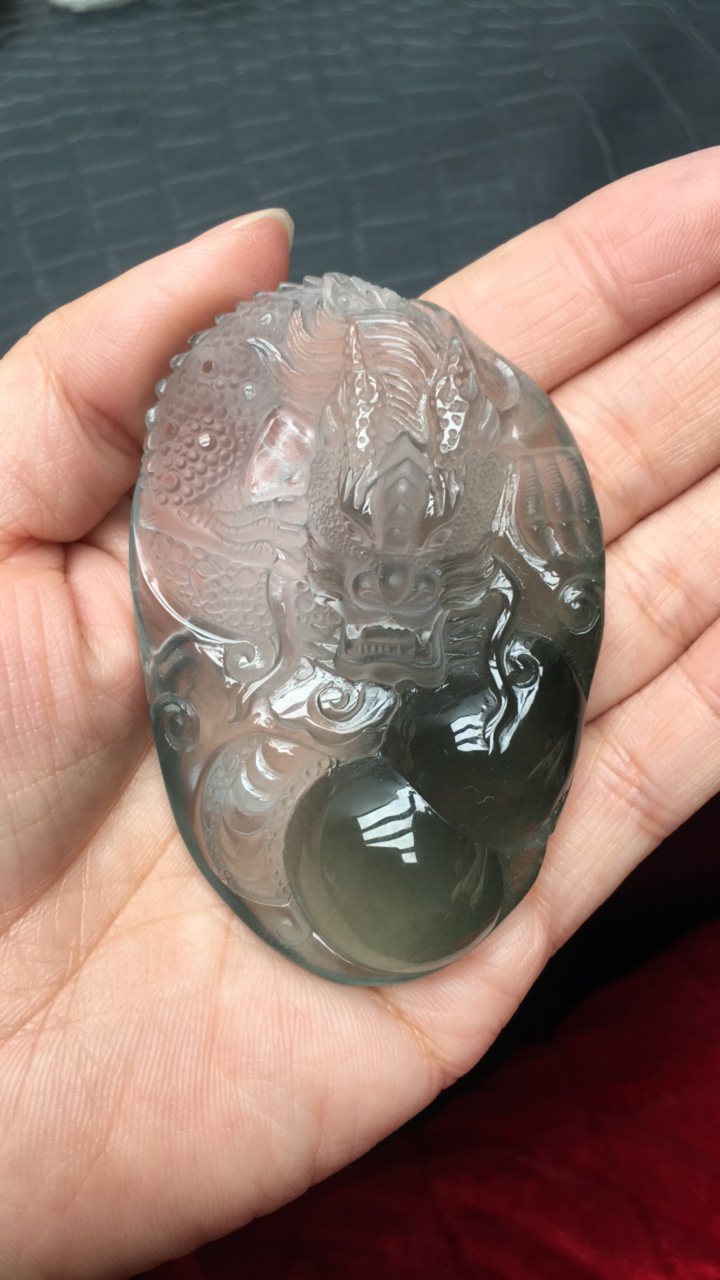 蓝兔毛俏色巧雕龙牌