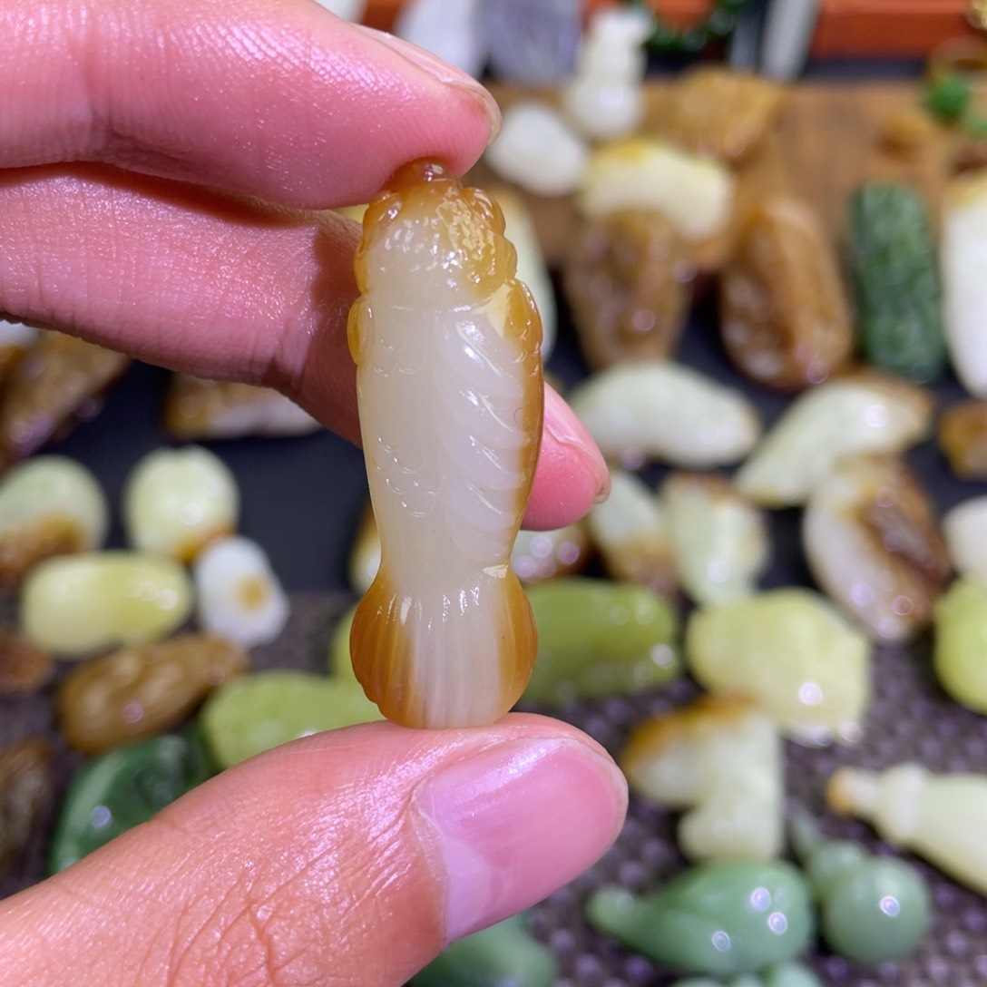 颈饰未镶嵌和田玉且末糖白小锦鲤吊坠