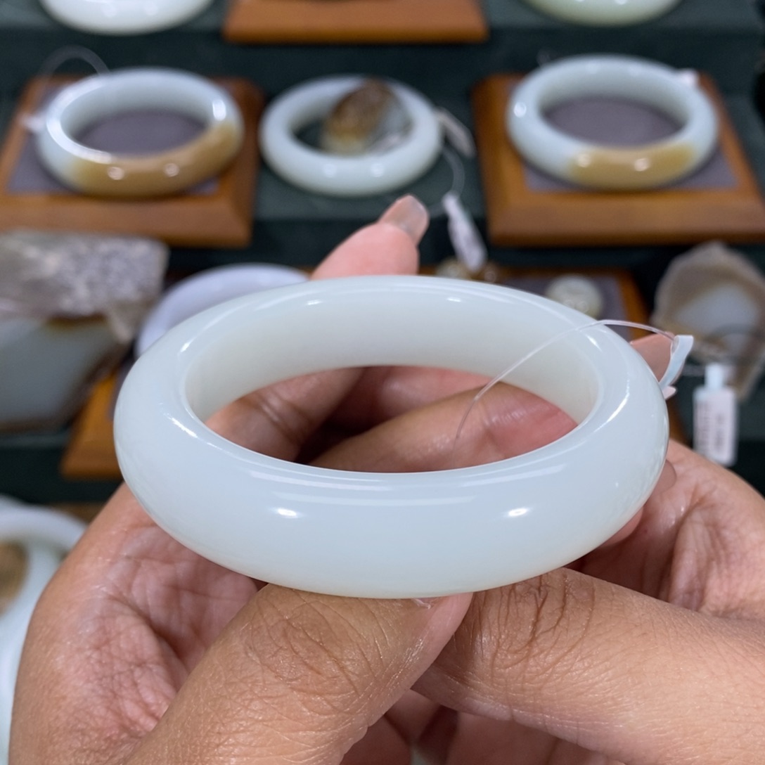 和田玉手镯未镶嵌