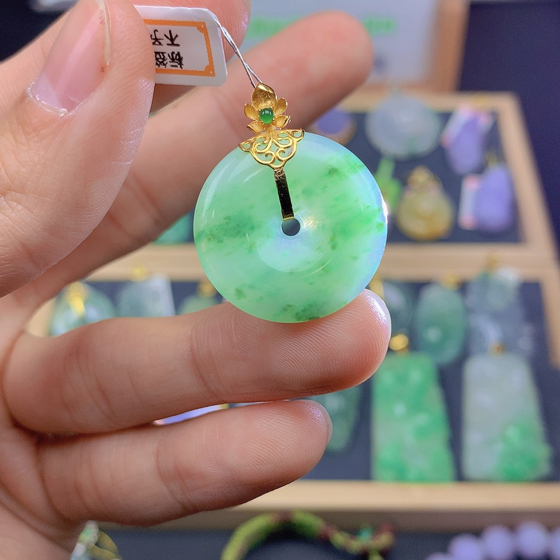 翡翠颈饰18K金镶嵌翡翠