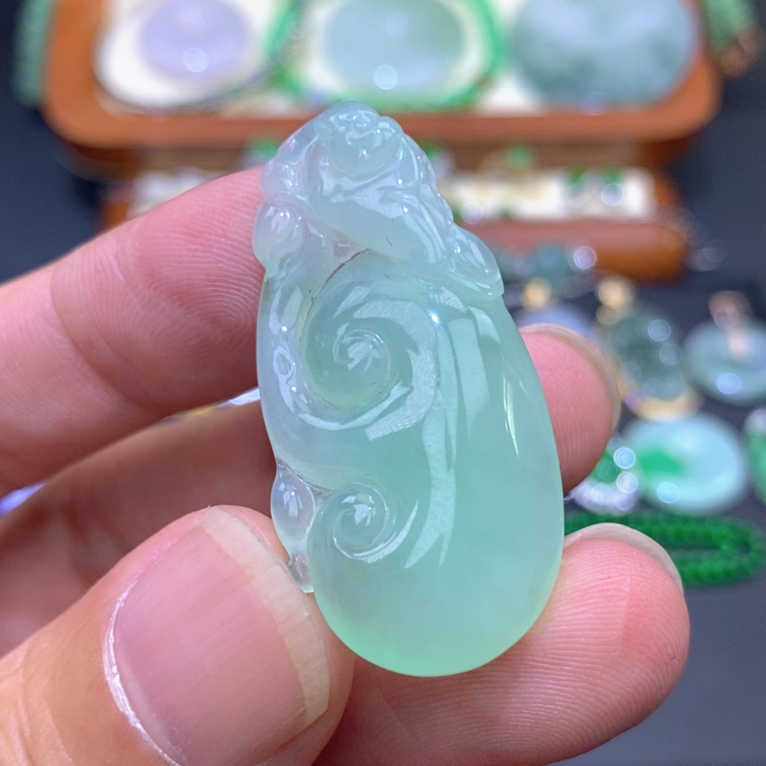 翡翠未镶嵌颈饰如