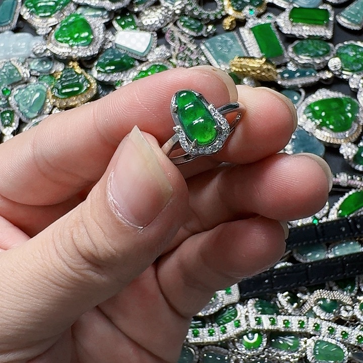 翡翠颈饰未镶嵌天然Ａ货翡翠放漏