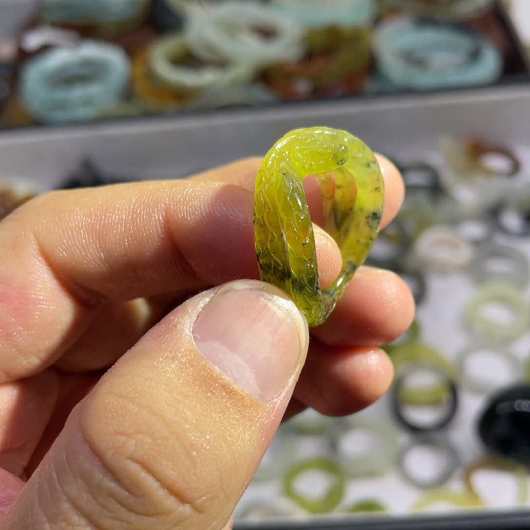 蛇纹石玉未镶嵌戒指